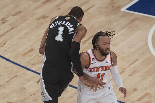 Victor Wembanyama avoids flagrant foul for shoving Brunson
