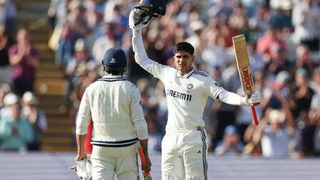 দেশের কনিষ্ঠতম অধিনায়ক হিসেবে একাধিক রেকর্ড গিলের