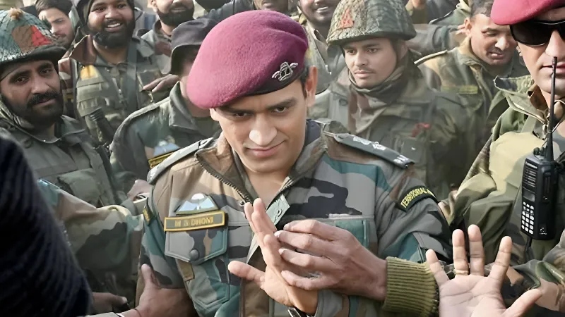 ভারতীয় সেনাবাহিনীর সাথে যুদ্ধক্ষেত্রে যেতে পারেন ধোনি? বেড়েছে সম্ভাবনা