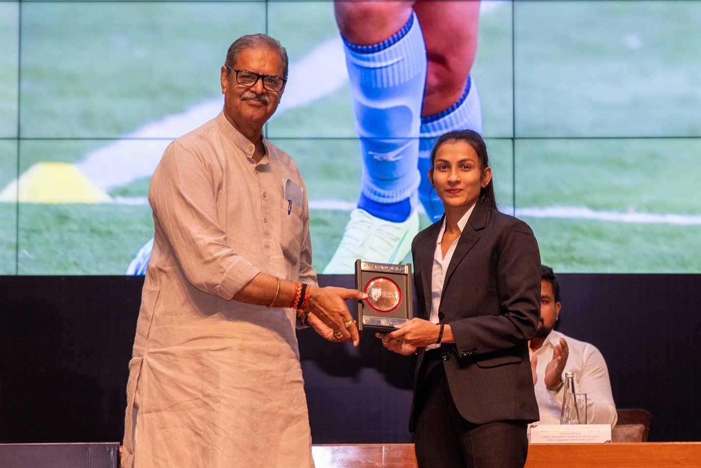 আশা রাখছি ভবিষ্যতে আরও জিতব, বর্ষসেরার পুরষ্কার পেয়ে আপ্লুত ইস্টবেঙ্গলের সৌম্যা