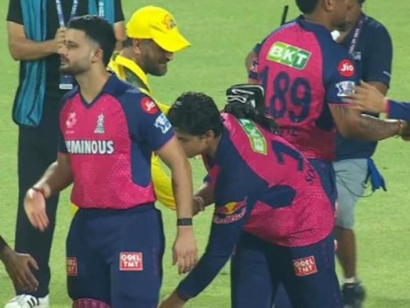‘জেনারেশনের যুদ্ধে’ ধোনিকে পা ছুঁয়ে শ্রদ্ধা জানাল ১৪ বছরের বৈভব সূর্যবংশী